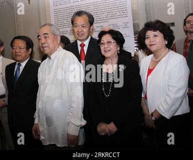 Bildnummer : 58191093 Datum : 04.07.2012 Copyright : imago/Xinhua (120704) -- PARIS, 4 juillet 2012 (Xinhua) -- l'artiste chinois Fan Zeng (2e L), l'ambassadeur chinois en France Kong Quan (C) et le ministre chinois de la Culture Cai Wu (1e L) assistent à la cérémonie d'ouverture de l'exposition d'œuvres d'art de Fan Zeng au Centre culturel chinois de Paris, France, le 4 juillet 2012. L'exposition durera jusqu'au 2013 février. (Xinhua/Gao Jing) FRANCE-PARIS-FAN ZENG-EXHIBITION PUBLICATIONxNOTxINxCHN People Kultur Kunst premiumd xbs x0x 2012 quer 58191093 Date 04 07 2012 Copyright Imago XINHUA Paris juillet 4 2012 XINHUA Chin Banque D'Images