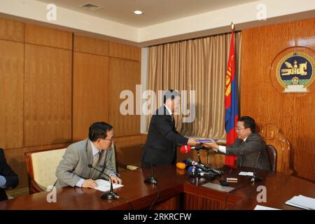 Bildnummer : 58194218 Datum : 05.07.2012 Copyright : imago/Xinhua (120705) -- ULAN BATOR, 5 juillet 2012 (Xinhua) -- Luvsanjav (C), président du Comité électoral général de Mongolie, rend les résultats des élections au président Tsakhia Elbegdorj (R) à Ulan Bator, capitale de la Mongolie, le 5 juillet 2012. Le Parti démocratique (DP) mongol a battu le parti au pouvoir lors des élections, remportant 31 sièges au Parlement composé de 76 membres. (Xinhua/Shi Yongchun) MONGOLIE-ÉLECTIONS PARLEMENTAIRES-RÉSULTATS PUBLICATIONxNOTxINxCHN People Politik premiumd xbs x0x 2012 quer 58194218 Date 05 07 2012 Copyright Banque D'Images