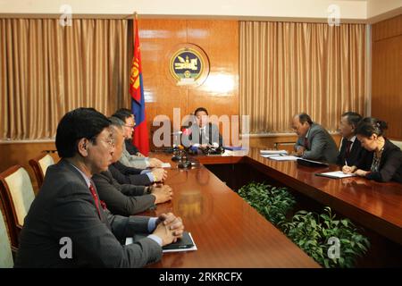 Bildnummer : 58194217 Datum : 05.07.2012 Copyright : imago/Xinhua (120705) -- OULAN BATOR, 5 juillet 2012 (Xinhua) -- le président mongol, Tsakhia Elbegdorj (C), prend la parole après que le Comité des élections générales de Mongolie lui ait rendu les résultats des élections, à Oulan Bator, capitale de la Mongolie, le 5 juillet 2012. Le Parti démocratique (DP) mongol a battu le parti au pouvoir lors des élections, remportant 31 sièges au Parlement composé de 76 membres. (Xinhua/Shi Yongchun) MONGOLIE-ÉLECTIONS PARLEMENTAIRES-RÉSULTATS PUBLICATIONxNOTxINxCHN People Politik premiumd xbs x0x 2012 quer 58194217 Date 05 07 2012 Copyright Banque D'Images