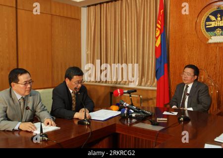 Bildnummer : 58194216 Datum : 05.07.2012 Copyright : imago/Xinhua (120705) -- ULAN BATOR, 5 juillet 2012 (Xinhua) -- Luvsanjav (C), président du Comité électoral général de Mongolie, rend les résultats des élections au président Tsakhia Elbegdorj (R) à Ulan Bator, capitale de la Mongolie, le 5 juillet 2012. Le Parti démocratique (DP) mongol a battu le parti au pouvoir lors des élections, remportant 31 sièges au Parlement composé de 76 membres. (Xinhua/Shi Yongchun) MONGOLIE-ÉLECTIONS PARLEMENTAIRES-RÉSULTATS PUBLICATIONxNOTxINxCHN People Politik premiumd xbs x0x 2012 quer 58194216 Date 05 07 2012 Copyright Banque D'Images