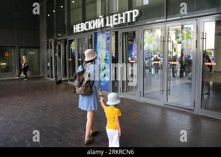 Saint-Pétersbourg, Russie. 25 août 2023. Les gens entrent dans le centre commercial Nevsky Center, où se trouve le grand magasin Stockmann, à Saint-Pétersbourg. (Photo Maksim Konstantinov/SOPA Images/Sipa USA) crédit : SIPA USA/Alamy Live News Banque D'Images