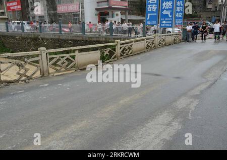 Bildnummer : 58196705 Datum : 05.07.2012 Copyright : imago/Xinhua (120706) --XIANGYANG, 6 juillet 2012 (Xinhua) -- la photo prise le 5 juillet 2012 montre le pont Huangtuling endommagé par les inondations dans le comté de Baokang, province du Hubei en Chine centrale. Des pluies torrentielles ont frappé le comté de Baokang de la fin de mercredi à début de jeudi, inondant les routes et provoquant des embouteillages. (Xinhua/Chen Quanlin) (mp) CHINA-HUBEI-FLOOD (CN) PUBLICATIONxNOTxINxCHN Gesellschaft xbs x2x 2012 quer o0 Unwetter, Regen, Starkregen, Hochwasser Schäden Straße Verkehr, Brücke 58196705 Date 05 07 2012 Copyright Imago XINHUA Xiang Yang juillet Banque D'Images