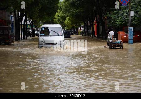 Bildnummer : 58196706 Datum : 05.07.2012 Copyright : imago/Xinhua (120706) --XIANGYANG, 6 juillet 2012 (Xinhua) -- Une voiture se déplace dans la rue inondée du comté de Baokang, province du Hubei en Chine centrale, 5 juillet 2012. Des pluies torrentielles ont frappé le comté de Baokang de la fin de mercredi à début de jeudi, inondant les routes et provoquant des embouteillages. (Xinhua/Chen Quanlin) (mp) CHINA-HUBEI-FLOOD (CN) PUBLICATIONxNOTxINxCHN Gesellschaft xbs x2x 2012 quer o0 Unwetter, Regen, Starkregen, Hochwasser Straße Verkehr 58196706 Date 05 07 2012 Copyright Imago XINHUA Xiang Yang juillet 6 2012 XINHUA une voiture se déplace dans l'inondation Banque D'Images