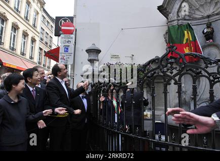 Bildnummer : 58201640 Datum : 06.07.2012 Copyright : imago/Xinhua (120706) -- BRUXELLES, 6 juillet 2012 (Xinhua) -- la sculpture emblématique Manneken Pis est vêtue de vêtements traditionnels chinois pour célébrer le 15e anniversaire de la région administrative spéciale de Hong Kong (RASHK) à Bruxelles, capitale de la Belgique, le 6 juillet 2012. (Xinhua/Ye Pingfan) (msq) BELGIQUE-CHINE-HONG KONG-CELEBRATION PUBLICATIONxNOTxINxCHN Politik 15 Jahrestag Hongkong Jubiläum Gesellschaft Rückgabe x0x xub 2012 quer 58201640 Date 06 07 2012 Copyright Imago XINHUA Bruxelles juillet 6 2012 XINHUA le monument Sculpture manne Banque D'Images