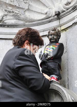 Bildnummer : 58201642 Datum : 06.07.2012 Copyright : imago/Xinhua (120706) -- BRUXELLES, 6 juillet 2012 (Xinhua) -- Un membre du personnel aide la sculpture emblématique que Manneken Pis a enfilée sur des vêtements traditionnels chinois pour célébrer le 15e anniversaire de la région administrative spéciale de Hong Kong (RASHK) à Bruxelles, capitale de la Belgique, le 6 juillet 2012. (Xinhua/Ye Pingfan) (msq) BELGIQUE-CHINE-HONG KONG-CELEBRATION PUBLICATIONxNOTxINxCHN Politik 15 Jahrestag Hongkong Jubiläum Gesellschaft Rückgabe x0x xub 2012 hoch premiumd kurios Komik 58201642 Date 06 07 2012 Copyright Imago XINHUA Bruxelles juillet 6 2012 Banque D'Images
