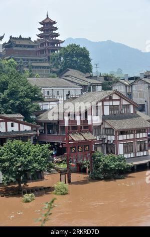 Bildnummer : 58201621 Datum : 06.07.2012 Copyright : imago/Xinhua (120706) -- CHONGQING, 6 juillet 2012 (Xinhua) -- une photo prise le 6 juillet 2012 montre l'ancienne ville inondée de Ciqikou de Chongqing, dans le sud-ouest de la Chine. Le pic d'inondation de la rivière Jiangling, le plus élevé de cette année, a dépassé la zone de la ville de Chongqing vendredi et a convergé dans le fleuve Yangtze, inondant temporairement la ville antique de Ciqikou. Le niveau d'eau de Jiangling River descendra rapidement de 12,58 mètres en deux jours, selon la station de surveillance hydrologique locale. (Xinhua/Liu Chan) (zgp) CHINE-CHONGQING-JIALING RIVER-PIC D'INONDATION (C Banque D'Images