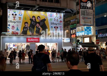 Scène de rue du soir, magasin de vêtements Baleno sur Mongkok Road, Kowloon, Hong Kong, Chine août 2023 Banque D'Images