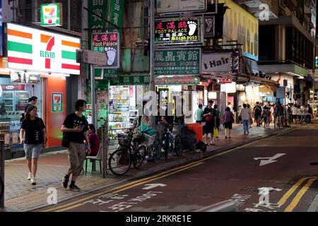 Scène de rue du soir, rue Shantung, à Mongkok, Kowloon, Hong Kong, Chine août 2023 Banque D'Images