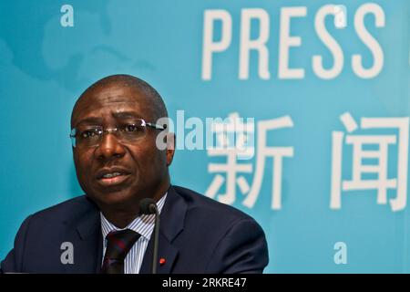 Bildnummer : 58212826 Datum : 09.07.2012 Copyright : imago/Xinhua (120709) -- PÉKIN, 9 juillet 2012 (Xinhua) -- Jean-Louis Ekra, président en exercice et président du conseil d'administration de la Banque africaine d'import-export (Afreximbank), prend la parole lors d'une conférence de presse à Pékin, capitale de la Chine, le 9 juillet 2012. La 19e Assemblée générale annuelle des actionnaires (AGA), organisée par China Eximbank, se tiendra au China National Convention Center (CNCC), à Pékin, du 9 au 15 juillet 2012. Un certain nombre d'activités seront organisées, y compris la réunion du Conseil, le Forum sur la coopération financière Chine-Afrique, a Banque D'Images