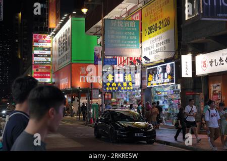 Scène de rue du soir, rue Shantung, à Mongkok, Kowloon, Hong Kong, Chine août 2023 Banque D'Images