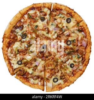 pizza au poulet épicé dévillé, pizza fraîchement préparée mélangée avec des légumes grillés, des olives et des doubles couches de fromage mozzarella, tout droit d'abo Banque D'Images