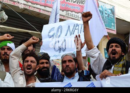 Bildnummer : 58241098 Datum : 13.07.2012 Copyright : imago/Xinhua (120713) -- QUETTA, 13 juillet 2012 (Xinhua) -- des manifestants crient des slogans anti-américains lors d'une manifestation contre la réouverture de la route d'approvisionnement de l'OTAN vers l'Afghanistan à Quetta, dans le sud-ouest du Pakistan, le 13 juillet 2012. Les tensions sont vives parmi les organisations de droite et extrémistes depuis que le Pakistan a décidé la semaine dernière de rouvrir sa frontière afghane aux convois d’approvisionnement de l’OTAN, mettant fin à un blocus de sept mois à la suite de négociations avec les responsables américains. (Xinhua/Iqbal Hussain) PAKISTAN-QUETTA-PROTEST PUBLICATIONxNOTxINxCHN Politik Demo Protest Öffnung W. Banque D'Images