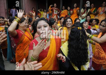 Bildnummer: 58248710  Datum: 16.07.2012  Copyright: imago/Xinhua (120716) -- KATHMANDU, July 16, 2012 (Xinhua) -- Nepalese Hindu women dance after offering prayers to Lord Shiva, God of destruction and creation, at Pashupatinath Temple during the Sharwan Somvar celebration in Kathmandu, Nepal, July 16, 2012. Sharwan is the fifth month of the Nepali Calender, which is considered as the holiest month of the year, and each Monday of the month is known as Sharwan Somvar. (Xinhua/Sunil Pradhan)(zjl) NEPAL-KATHMANDU-SHARWAN SOMVAR-CELEBRATION PUBLICATIONxNOTxINxCHN Gesellschaft Tradition Hinduismus Banque D'Images