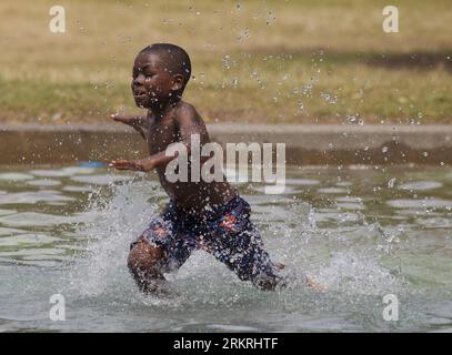 Bildnummer: 58253356  Datum: 17.07.2012  Copyright: imago/Xinhua (120718) -- TORONTO, Jul. 18, 2012 (Xinhua) -- A boy cools off in a wading pool on the beach of the Lake Ontario during a heatwave in Toronto, Canada, July 17, 2012. The temperature in Greater Toronto Area climbs up to 37 degrees Celsius on Tuesday, marking the seventh consecutive day of temperature over 30 degrees Celsius. (Xinhua/Zou Zheng) (syq) CANADA-TORONTO-WEATHER-HEATWAVE PUBLICATIONxNOTxINxCHN Gesellschaft Wetter Hitze Hitzewelle Erfrischung xjh x0x 2012 quer      58253356 Date 17 07 2012 Copyright Imago XINHUA  Toronto Stock Photo