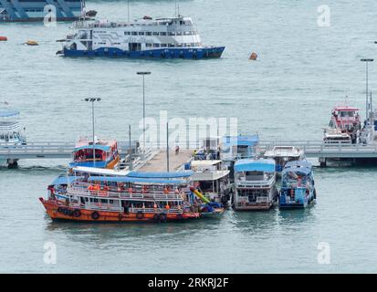 Pattaya, Thaïlande - 22 août 2023 : des bateaux touristiques attendent les passagers à Bali Hai Pier à Pattaya. Les bateaux emmènent les touristes à Koh LAN et autres t Banque D'Images