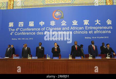Bildnummer : 58255522 Datum : 18.07.2012 Copyright : imago/Xinhua (120718) -- BEIJING, 18 juillet 2012 (Xinhua) -- le Premier ministre chinois Wen Jiabao (C) assiste à la cérémonie d'ouverture de la quatrième Conférence des entrepreneurs chinois et africains à Beijing, capitale de la Chine, le 18 juillet 2012. (Xinhua/Rao Aimin) CHINA-AFRICA-WEN JIABAO-ENTREPRENEURS CONFERENCE (CN) PUBLICATIONxNOTxINxCHN People Politik x0x xst 2012 quer 58255522 Date 18 07 2012 Copyright Imago XINHUA Beijing juillet 18 2012 le Premier ministre chinois DE XINHUA Wen Jiabao C assiste à la cérémonie d'ouverture de la quatrième Conférence de l'ENTR chinois et africain Banque D'Images