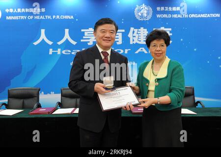 Bildnummer : 58255520 Datum : 18.07.2012 Copyright : imago/Xinhua (120718) -- PÉKIN, 18 juillet 2012 (Xinhua) -- Margaret Chan (droite), Directrice générale de l Organisation mondiale de la Santé (OMS), remet le certificat d honneur reconnaissance spéciale de contribution à la lutte mondiale contre le tabagisme au Ministre chinois de la Santé Chen Zhu à Beijing, capitale de la Chine, le 18 juillet 2012. (Xinhua/HE Junchang) CHINA-WHO-MARGARET CHAN-CHEN ZHU-TABAC CONTROL (CN) PUBLICATIONxNOTxINxCHN People Politik x0x xst 2012 quer 58255520 Date 18 07 2012 Copyright Imago XINHUA Pékin juillet 18 2012 XINHUA Banque D'Images