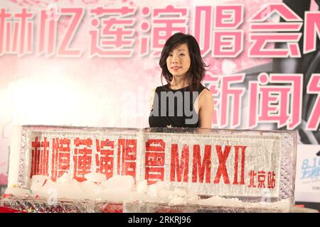 Bildnummer: 58255498  Datum: 18.07.2012  Copyright: imago/Xinhua (120718) -- BEIJING, July 18, 2012 (Xinhua) -- Hong Kong singer Sandy Lam attends the press conference for her upcoming concert in Beijing, capital of China, July 18, 2012. Sandy Lam s Sandy Lam Concert MMXII will be held at MasterCard Center in Beijing on August 10. (Xinhua) (zc/mcg) CHINA-BEIJING-SANDY LAM-PRESS CONFERENCE (CN) PUBLICATIONxNOTxINxCHN People Entertainment Musik Porträt x0x xst 2012 quer      58255498 Date 18 07 2012 Copyright Imago XINHUA  Beijing July 18 2012 XINHUA Hong Kong Singer Sandy LAM Attends The Press Banque D'Images