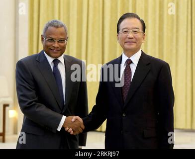 (120718) -- BEIJING, July 18, 2012 (Xinhua) -- Chinese Premier Wen Jiabao (R) shakes hands with Jose Maria Pereira Neves, prime minister of Cape Verde in Beijing, capital of China, July 18, 2012. Neves is in Beijing for the opening ceremony of the fifth Ministerial Meeting of the Forum on China-Africa Cooperation (FOCAC) which is scheduled to be held on July 19. (Xinhua/Ding Lin) CHINA-CAPE VERDE-FOCAC-WEN JIABAO-NEVES-MEET (CN) PUBLICATIONxNOTxINxCHN   120718 Beijing July 18 2012 XINHUA Chinese Premier Wen Jiabao r Shakes Hands With Jose Mary Pereira Neves Prime Ministers of Cape Verde in Bei Banque D'Images