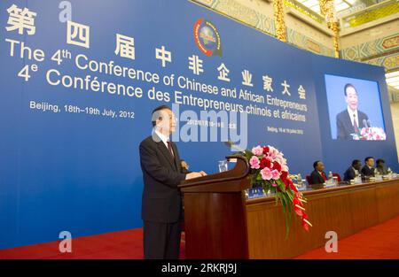 Bildnummer: 58255523  Datum: 18.07.2012  Copyright: imago/Xinhua (120718) -- BEIJING, July 18, 2012 (Xinhua) -- Chinese Premier Wen Jiabao addresses the opening ceremony of the Fourth Conference of Chinese and African Entrepreneurs in Beijing, capital of China, July 18, 2012. (Xinhua/Huang Jingwen) CHINA-AFRICA-WEN JIABAO-ENTREPRENEURS CONFERENCE (CN) PUBLICATIONxNOTxINxCHN People Politik x0x xst 2012 quer      58255523 Date 18 07 2012 Copyright Imago XINHUA  Beijing July 18 2012 XINHUA Chinese Premier Wen Jiabao addresses The Opening Ceremony of The Fourth Conference of Chinese and African En Banque D'Images