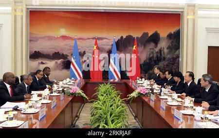 (120718) -- PÉKIN, 18 juillet 2012 (Xinhua) -- le premier ministre chinois Wen Jiabao (2e R) rencontre Jose Maria Pereira Neves (2e L), premier ministre du Cap-Vert à Pékin, capitale de la Chine, le 18 juillet 2012. Neves est à Beijing pour la cérémonie d'ouverture de la cinquième Réunion ministérielle du Forum sur la coopération sino-africaine (FOCAC) qui doit se tenir le 19 juillet. (Xinhua/Ding Lin) CHINA-CAPE VERDE-FOCAC-WEN JIABAO-NEVES-MEET (CN) PUBLICATIONxNOTxINxCHN 120718 Beijing 18 2012 juillet le Premier ministre chinois de XINHUA Wen Jiabao 2e r rencontre Jose Mary Pereira Neves 2e le Premier ministre du Cap-Vert Banque D'Images