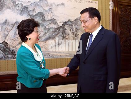 Bildnummer : 58255526 Datum : 18.07.2012 Copyright : imago/Xinhua (120718) -- BEIJING, 18 juillet 2012 (Xinhua) -- le vice-premier ministre chinois Li Keqiang (à droite) serre la main de Margaret Chan, Directrice générale de l'Organisation mondiale de la Santé à Beijing, capitale de la Chine, le 18 juillet 2012. (Xinhua/Yao Dawei) CHINA-WHO-LI KEQIANG-MARGARET CHAN-MEET (CN) PUBLICATIONxNOTxINxCHN People Politik x0x xst 2012 quer 58255526 Date 18 07 2012 Copyright Imago XINHUA Beijing juillet 18 2012 le vice-premier ministre chinois XINHUA quitte Keqiang r serre la main de Margaret Chan, directrice générale de l'Organisation mondiale de la santé Banque D'Images