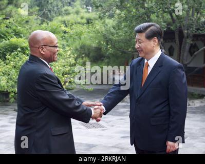Bildnummer: 58255524  Datum: 18.07.2012  Copyright: imago/Xinhua (120718) -- BEIJING, July 18, 2012 (Xinhua) -- Chinese Vice President Xi Jinping (R) shakes hands with the visiting President of South Africa Jacob Zuma in Beijing, capital of China, July 18, 2012. Zuma is in Beijing for the opening ceremony of the fifth Ministerial Meeting of the Forum on China-Africa Cooperation (FOCAC) which is scheduled to be held on July 19. (Xinhua/Wang Ye) CHINA-SOUTH AFRICA-XI JINPING-ZUMA-MEETING (CN) PUBLICATIONxNOTxINxCHN People Politik x0x xst 2012 quer      58255524 Date 18 07 2012 Copyright Imago XI Banque D'Images