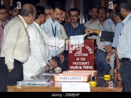 Bildnummer: 58270291  Datum: 22.07.2012  Copyright: imago/Xinhua (120722) -- NEW DELHI, July 22, 2012 (Xinhua) -- Election officials count the votes for presidential election, at the Indian parliament house, in New Delhi, India, July 22, 2012. India s Congress heavyweight and former finance minister PranabxMukherjee has been elected the 13th president of India, according to the outcome of official accounts of votes on July 22. (Xinhua/pool) (msq) INDIA-ELECTION PUBLICATIONxNOTxINxCHN Politik Indien Wahl Präsidentschaftswahl Auszählung Stimmauszählung xns x1x 2012 quer     58270291 Date 22 07 2 Banque D'Images
