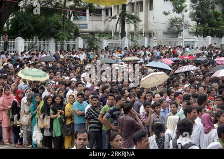 Bildnummer : 58270844 Datum : 23.07.2012 Copyright : imago/Xinhua (120723) -- DHAKA, 23 juillet 2012 (Xinhua) -- les personnes en deuil se réunissent pour rendre hommage au légendaire écrivain et cinéaste bangladais Humayun Ahmed au centre de la ville Shaheed Minar à Dhaka, le 23 juillet 2012. Des milliers de personnes se sont rassemblées dans la capitale bangladaise pour rendre hommage à l'écrivain Humayun Ahmed décédé la semaine dernière.(Xinhua/Shariful Islam) BANGLADESH-ÉCRIVAIN-MORT-DEUIL PUBLICATIONxNOTxINxCHN People Entertainment film Beisetzung Trauerfeier x0x xst 2012 quer 58270844 Date 23 07 2012 Copyright Imago XI Banque D'Images