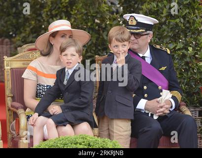 Bildnummer: 58270843  Datum: 21.07.2012  Copyright: imago/Xinhua (120721) -- BRUSSELS, July 21, 2012 (Xinhua) -- Belgian Prince Laurant (1st R), Princess Claire (1st L), their son Prince Nicolas (2nd R) and Prince Aymeric (2nd L) watch the military parade in Brussels, capital of Belgium, July 21, 2012, on the occasion of the Belgian National Day. (Xinhua/Wu Wei) BELGIUM-NATIONAL DAY-PARADE PUBLICATIONxNOTxINxCHN People Entertainment Adel BEL Nationalfeiertag x1x xst 2012 quer Highlight kurios Komik  o0 Familie,privat, Kind Sohn, Frau Ehefrau Mann Ehemann     58270843 Date 21 07 2012 Copyright Stock Photo