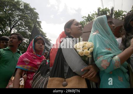 Bildnummer : 58270847 Datum : 23.07.2012 Copyright : imago/Xinhua (120723) -- DHAKA, 23 juillet 2012 (Xinhua) -- les personnes en deuil se réunissent pour rendre hommage au légendaire écrivain et cinéaste bangladais Humayun Ahmed au centre de la ville Shaheed Minar à Dhaka, le 23 juillet 2012. Des milliers de personnes se sont rassemblées dans la capitale bangladaise pour rendre hommage à l'écrivain Humayun Ahmed décédé la semaine dernière.(Xinhua/Shariful Islam) BANGLADESH-ÉCRIVAIN-MORT-DEUIL PUBLICATIONxNOTxINxCHN People Entertainment film Beisetzung Trauerfeier x0x xst 2012 quer 58270847 Date 23 07 2012 Copyright Imago XI Banque D'Images