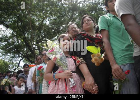 Bildnummer : 58270846 Datum : 23.07.2012 Copyright : imago/Xinhua (120723) -- DHAKA, 23 juillet 2012 (Xinhua) -- les personnes en deuil se réunissent pour rendre hommage au légendaire écrivain et cinéaste bangladais Humayun Ahmed au centre de la ville Shaheed Minar à Dhaka, le 23 juillet 2012. Des milliers de personnes se sont rassemblées dans la capitale bangladaise pour rendre hommage à l'écrivain Humayun Ahmed décédé la semaine dernière.(Xinhua/Shariful Islam) BANGLADESH-ÉCRIVAIN-MORT-DEUIL PUBLICATIONxNOTxINxCHN People Entertainment film Beisetzung Trauerfeier x0x xst 2012 quer 58270846 Date 23 07 2012 Copyright Imago XI Banque D'Images