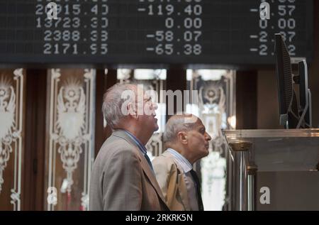 Bildnummer : 58273213 Datum : 23.07.2012 Copyright : imago/Xinhua (120723) -- MADRID, 23 juillet 2012 (Xinhua) -- les commerçants travaillent à la Bourse de Madrid, 23 juillet 2012. L indice Ibex 35 de référence de l Espagne est tombé en dessous de 6 000 points au cours de la période de négociation lundi. (Xinhua/Xie Haining) ESPAGNE-MADRID-IBEX 35 PUBLICATIONxNOTxINxCHN Wirtschaft Börse Gesellschaft Arbeitswelten xjh x0x 2012 quer 58273213 Date 23 07 2012 Copyright Imago XINHUA Madrid juillet 23 2012 XINHUA Traders travaillent À la Bourse de bâton à Madrid juillet 23 2012 Espagne S Benchmark IBEX 35 Index descendu en dessous de 6 000 Poin Banque D'Images