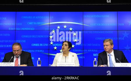 Bildnummer : 58273871 Datum : 24.07.2012 Copyright : imago/Xinhua (120724) -- BRUXELLES, 24 juillet 2012 (Xinhua) -- le ministre israélien des Affaires étrangères Avigdor Lieberman (à gauche), le ministre chypriote des Affaires étrangères Erato Kozakou-Marcoulis (à droite) et le commissaire européen à l'élargissement Stefan Fule assistent à une conférence de presse au siège de l'UE à Bruxelles, capitale de la Belgique, le 24 juillet 2012. (Xinhua/Ye Pingfan) BELGIUM-eu-ISRAEL-FM-MEETING PUBLICATIONxNOTxINxCHN People Politik Brüssel xsp x0x 2012 quer Highlight premiumd 58273871 Date 24 07 2012 Copyright Imago XINHUA Bruxelles juillet 24 2012 XINHUA est Banque D'Images