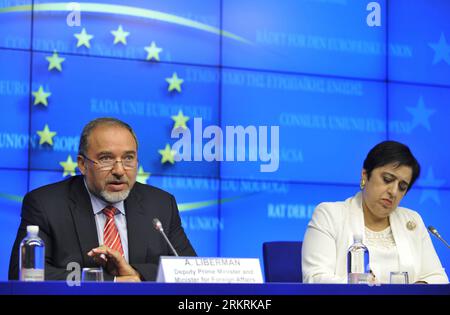 Bildnummer : 58273881 Datum : 24.07.2012 Copyright : imago/Xinhua (120724) -- BRUXELLES, 24 juillet 2012 (Xinhua) -- le ministre israélien des Affaires étrangères Avigdor Lieberman (G) et le ministre chypriote des Affaires étrangères Erato Kozakou-Marcoulis assistent à une conférence de presse au siège de l'UE à Bruxelles, capitale de la Belgique, le 24 juillet 2012. (Xinhua/Ye Pingfan) BELGIUM-eu-ISRAEL-FM-MEETING PUBLICATIONxNOTxINxCHN People Politik Brüssel xsp x0x 2012 quer 58273881 Date 24 07 2012 Copyright Imago XINHUA Bruxelles juillet 24 2012 XINHUA les ministres israéliens des Affaires étrangères Avigdor Lieberman l et les ministres chypriotes des Affaires étrangères er Banque D'Images