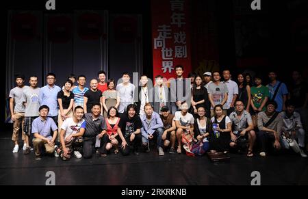 Bildnummer : 58275603 Datum : 24.07.2012 Copyright : imago/Xinhua (120724) -- BEIJING, 24 juillet 2012 (Xinhua) -- les acteurs prennent une photo de groupe lors d'une conférence de presse sur la communication internationale du drame de la jeunesse chinoise dans la capitale chinoise Beijing, le 24 juillet 2012. Au cours du second semestre 2012, plus de dix drames de jeunes seront présentés dans des festivals d'art internationaux tels que le Festival d'Avignon en France, le Festival d'Édimbourg en Écosse, le Festival de Melbourne en Australie et le Festival d'art de Tokyo au Japon. (Xinhua/Jin Liangkuai) (wjq) CHINA-BEIJING-YOUTH DRAMA-NEWS CONFERENCE (CN) PUBLICATIONxNOTxINxCHN People Kultu Banque D'Images