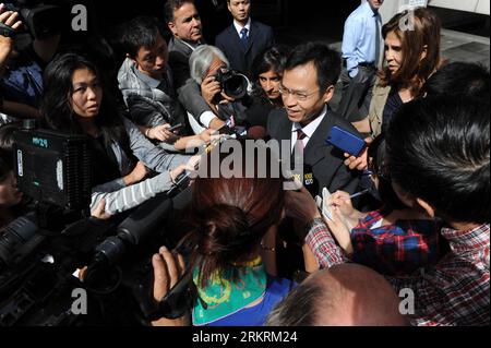 Bildnummer : 58276014 Datum : 19.07.2012 Copyright : imago/Xinhua (120719) -- LOS ANGELES, 19 juillet 2012 (Xinhua) -- Yu Xiong (C), qui est responsable des affaires chinoises à l'étranger au Consulat général de Chine à Los Angeles, est interviewé par les médias à l'extérieur de la Cour supérieure du comté de Los Angeles, aux États-Unis, le 18 juillet 2012. Deux suspects dans le meurtre de deux étudiants chinois étudiant à l'Université de Californie du Sud (USC) ont plaidé non coupable d'accusations de meurtre mercredi (Xinhua/Yang Lei) (dtf) U.S.-LOS ANGELES-USC-MURDER PUBLICATIONxNOTxINxCHN People Politik Gericht Prozess xjh x0x 201 Banque D'Images