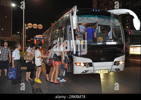 Bildnummer : 58278496 Datum : 25.07.2012 Copyright : imago/Xinhua (120725) -- HANGZHOU, 25 juillet 2012 (Xinhua) -- les passagers prennent la navette pour retourner à l'aéroport après avoir été évacués d'un avion à l'aéroport international de Hangzhou Xiaoshan à Hangzhou, capitale de la province du Zhejiang de l'est de la Chine, 25 juillet 2012. Un avion de passagers a fait un atterrissage d'urgence vers 5 heures mercredi, après que de la fumée de fuselage a été détectée, aucune blessure n'a été signalée. (Xinhua) CHINA-ZHEJIANG-HANGZHOU-AIR EMERGENCY (CN) PUBLICATIONxNOTxINxCHN Gesellschaft Verkehr Luftfahrt Evakuierung Flugzeug bus Passagiere x0x xub 2012 Banque D'Images