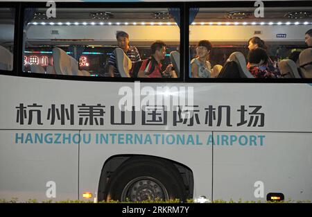 Bildnummer : 58278495 Datum : 25.07.2012 Copyright : imago/Xinhua (120725) -- HANGZHOU, 25 juillet 2012 (Xinhua) -- les passagers prennent la navette pour retourner à l'aéroport après avoir été évacués d'un avion à l'aéroport international de Hangzhou Xiaoshan à Hangzhou, capitale de la province du Zhejiang de l'est de la Chine, 25 juillet 2012. Un avion de passagers a fait un atterrissage d'urgence vers 5 heures mercredi, après que de la fumée de fuselage a été détectée, aucune blessure n'a été signalée. (Xinhua) CHINA-ZHEJIANG-HANGZHOU-AIR EMERGENCY (CN) PUBLICATIONxNOTxINxCHN Gesellschaft Verkehr Luftfahrt Evakuierung Flugzeug bus Passagiere x0x xub 2012 Banque D'Images