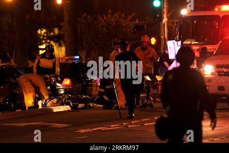 Bildnummer : 58279059 Datum : 24.07.2012 Copyright : imago/Xinhua (120725) -- ANAHEIM, 25 juillet 2012 (Xinhua) -- Un manifestant est blessé lors de l'affrontement entre la police et les manifestants à propos de deux fusillades distinctes dans la ville d'Anaheim, Californie du Sud, États-Unis, le 24 juillet 2012. (Xinhua/Yang Lei) U.S.-ANAHEIM-POLICE-SHOOTING-CLASH PUBLICATIONxNOTxINxCHN Gesellschaft Demo Protest Ausschreitungen Polizei Polizeigewalt xdp x0x 2012 quer premiumd 58279059 Date 24 07 2012 Copyright Imago XINHUA Anaheim juillet 25 2012 XINHUA a EST blessé lors de l'affrontement entre la police et les démons Banque D'Images