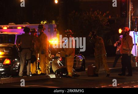 Bildnummer: 58279058  Datum: 24.07.2012  Copyright: imago/Xinhua (120725) -- ANAHEIM, July 25, 2012 (Xinhua) -- A protester is injured during the clash between police and demonstrators over two separate shootings in the city of Anaheim, southern California, the United States, on July 24, 2012. (Xinhua/Yang Lei) U.S.-ANAHEIM-POLICE-SHOOTING-CLASH PUBLICATIONxNOTxINxCHN Gesellschaft Demo Protest Ausschreitungen Polizei Polizeigewalt xdp x0x 2012 quer premiumd      58279058 Date 24 07 2012 Copyright Imago XINHUA  Anaheim July 25 2012 XINHUA a  IS Injured during The Clash between Police and demons Stock Photo