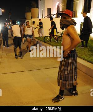 Bildnummer : 58279057 Datum : 24.07.2012 Copyright : imago/Xinhua (120725) -- ANAHEIM, 25 juillet 2012 (Xinhua) -- Un manifestant affronte la police lors d'une manifestation pour montrer son indignation pour deux fusillades distinctes dans la ville d'Anaheim, Californie du Sud, États-Unis, le 24 juillet 2012. (Xinhua/Yang Lei) U.S.-ANAHEIM-POLICE-SHOOTING-CLASH PUBLICATIONxNOTxINxCHN Gesellschaft Demo Protest Ausschreitungen Polizei Polizeigewalt xdp x0x 2012 quadrat 58279057 Date 24 07 2012 Copyright Imago XINHUA Anaheim juillet 25 2012 XINHUA affrontements avec la police lors d'une manifestation pour montrer l'indignation pour Banque D'Images