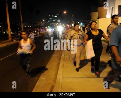 Bildnummer: 58279056  Datum: 24.07.2012  Copyright: imago/Xinhua (120725) -- ANAHEIM, July 25, 2012 (Xinhua) -- Protesters clash with police during a demonstration to show outrage for two separate shootings in the city of Anaheim, southern California, the United States, on July 24, 2012. (Xinhua/Yang Lei) U.S.-ANAHEIM-POLICE-SHOOTING-CLASH PUBLICATIONxNOTxINxCHN Gesellschaft Demo Protest Ausschreitungen Polizei Polizeigewalt xdp x0x 2012 quer      58279056 Date 24 07 2012 Copyright Imago XINHUA  Anaheim July 25 2012 XINHUA protesters Clash With Police during a Demonstration to Show Outrage for Stock Photo