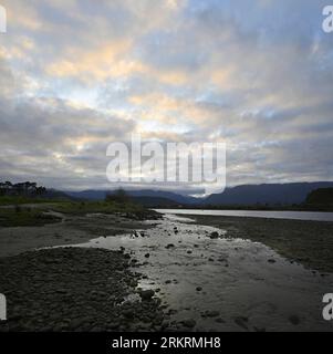 Tôt le matin sur l'estuaire de Karamea, côte ouest, Nouvelle-Zélande regardant vers l'est vers les Alpes du Sud. Banque D'Images