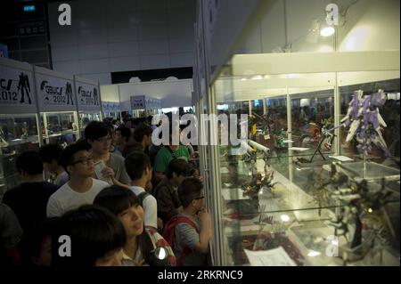 Bildnummer: 58283752  Datum: 27.07.2012  Copyright: imago/Xinhua (120727) -- HONG KONG, July 27, 2012 (Xinhua) -- Visitors attend the 14th Ani-Com & Games Hong Kong in south China s Hong Kong, July 27, 2012. The 14th Ani-Com & Games Hong Kong (ACGHK) opened in Hong Kong on Friday, attracting some 170 exhibitors. (Xinhua/Lui Siu Wai) (llp) CHINA-HONG KONG-14TH ACGHK (CN) PUBLICATIONxNOTxINxCHN Gesellschaft Messe Cosplay Cosplayer xda x0x 2012 quer      58283752 Date 27 07 2012 Copyright Imago XINHUA  Hong Kong July 27 2012 XINHUA Visitors attend The 14th Ani Com & Games Hong Kong in South China Banque D'Images
