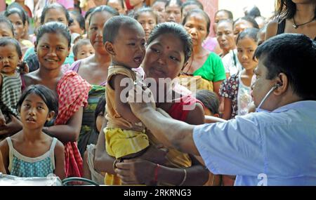 Bildnummer : 58284002 Datum : 27.07.2012 Copyright : imago/Xinhua (120728) -- GUWAHATI , 27 juillet 2012 (Xinhua) -- un médecin indien vérifie l'état de santé des victimes d'émeutes dans un camp de secours dans le district de Kokrajhar, dans l'État d'Assam, au nord-est de l'Inde, le 27 juillet 2012. L'émeute ethnique a jusqu'à présent coûté la vie à 44 personnes. Le Premier ministre indien, le Dr Man Mohan Singh, doit se rendre dans le district de Kokrajhar affecté par les émeutes le 28 juillet pour faire le point sur la situation. (Xinhua/Stringer) (xnz) INDIA-RIOT PUBLICATIONxNOTxINxCHN Gesellschaft medizinische Versorgung xsp x0x 2012 quer 58284002 Banque D'Images