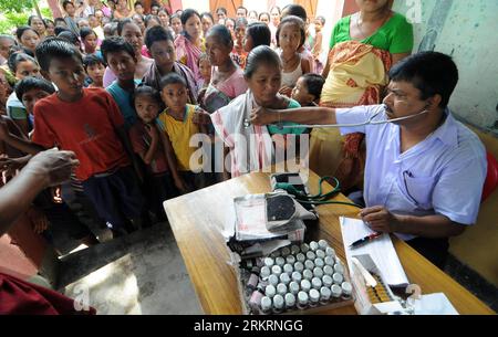 Bildnummer : 58284003 Datum : 27.07.2012 Copyright : imago/Xinhua (120728) -- GUWAHATI , 27 juillet 2012 (Xinhua) -- Un médecin vérifie l'état de santé des victimes d'émeutes dans un camp de secours dans le district de Kokrajhar, dans l'État d'Assam, au nord-est de l'Inde, le 27 juillet 2012. L'émeute ethnique a jusqu'à présent coûté la vie à 44 personnes. Le Premier ministre indien, le Dr Man Mohan Singh, doit se rendre dans le district de Kokrajhar affecté par les émeutes le 28 juillet pour faire le point sur la situation. (Xinhua/Stringer) (xnz) INDIA-RIOT PUBLICATIONxNOTxINxCHN Gesellschaft medizinische Versorgung xsp x0x 2012 quer 58284003 Date 27 Banque D'Images