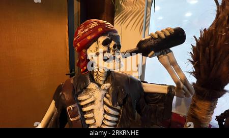mannequin squelette de pirate buvant du rhum Banque D'Images
