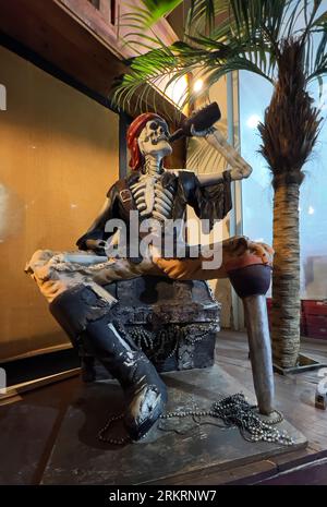 mannequin squelette de pirate buvant du rhum Banque D'Images