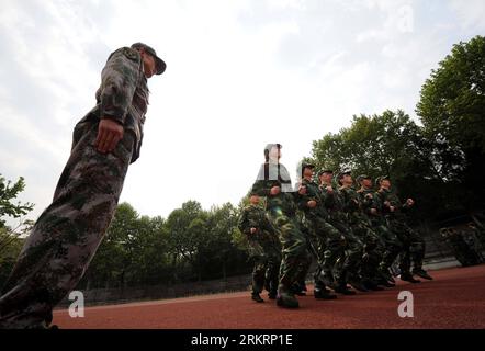 Bildnummer : 58287887 Datum : 27.04.2011 Copyright : imago/Xinhua (120729) -- PÉKIN, 29 juillet 2012 (Xinhua) -- une photo prise le 27 avril 2011 montre un instructeur (L) qui forme des étudiants de la défense nationale qui viennent d'être diplômés de l'Université de Nanjing à Nanjing, capitale de la province du Jiangsu de l'est de la Chine. Cette année marque le 85e anniversaire de la création de l Armée populaire de libération (APL) qui tombe le 1 août. Comme un nombre croissant de jeunes montrent de l'intérêt et du désir pour la vie militaire, plus d'occasions leur ont été offertes d'atteindre physiquement fort et d'apprendre des connaissances dans la RA Banque D'Images